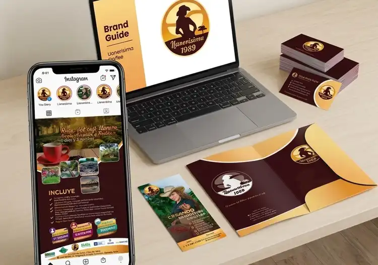 Kit completo de identidad visual y branding diseñado por Beria Publicidad en Villavicencio, Meta. Incluye un ordenador portátil, smartphone, tarjetas de visita y folletos en un escritorio profesional.