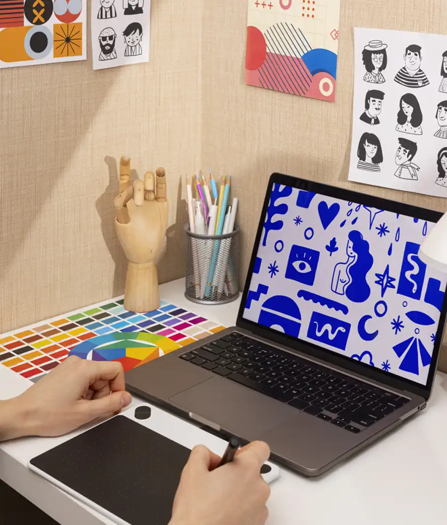 Profesionales trabajando en una estrategia creativa de publicidad