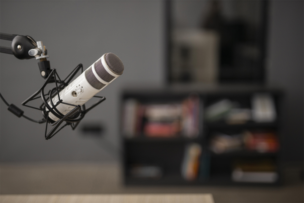 Micrófono de radio donde se pueden gravar los podcast y demás formatos de audio